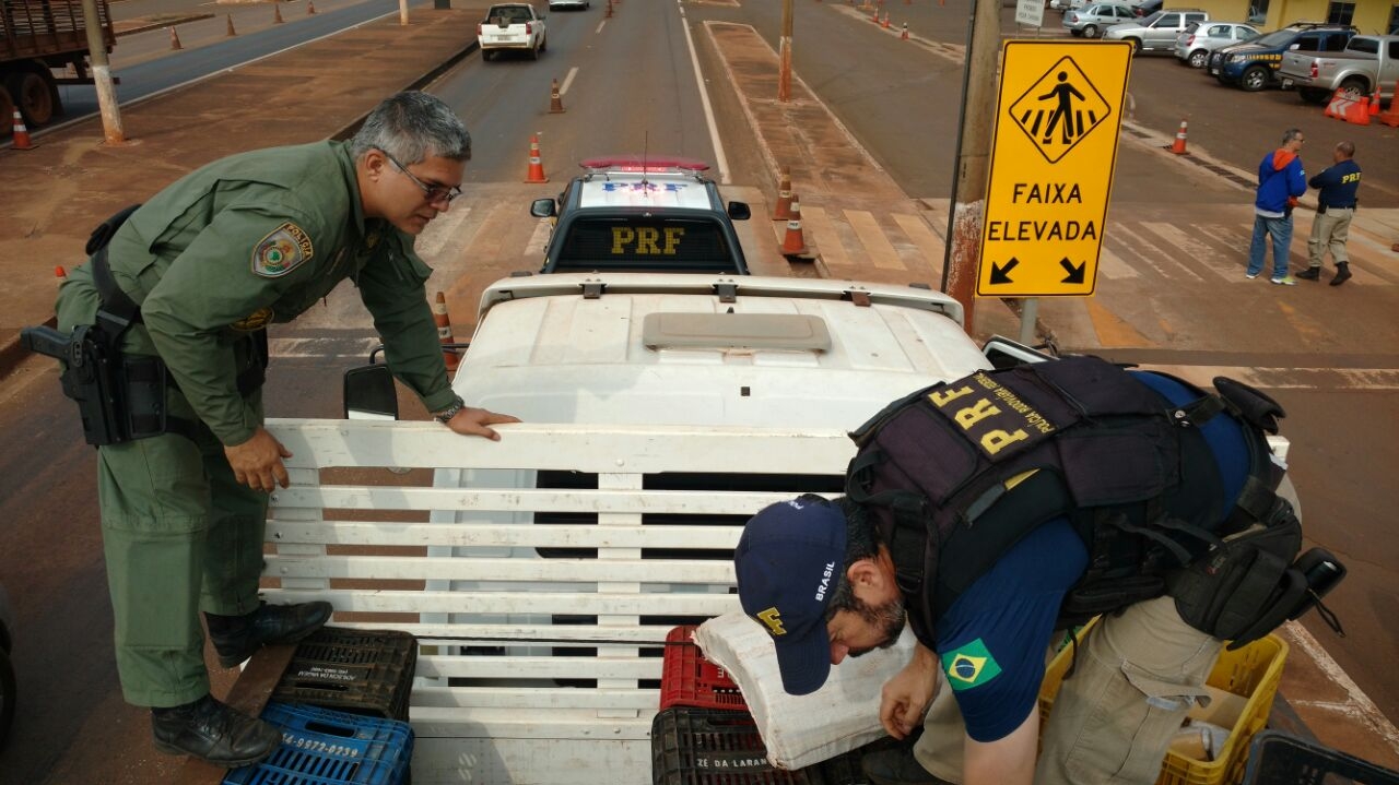 PRF apreende dois caminhões com toneladas de Maconha