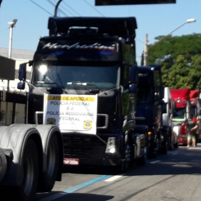 Caminhoneiros de SP e PR fazem protesto contra corte de verbas da PRF e PF