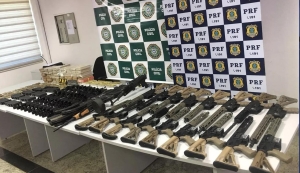 PRF e Policia Civil apreendem 19 fuzis e 41 pistolas na Via Dutra